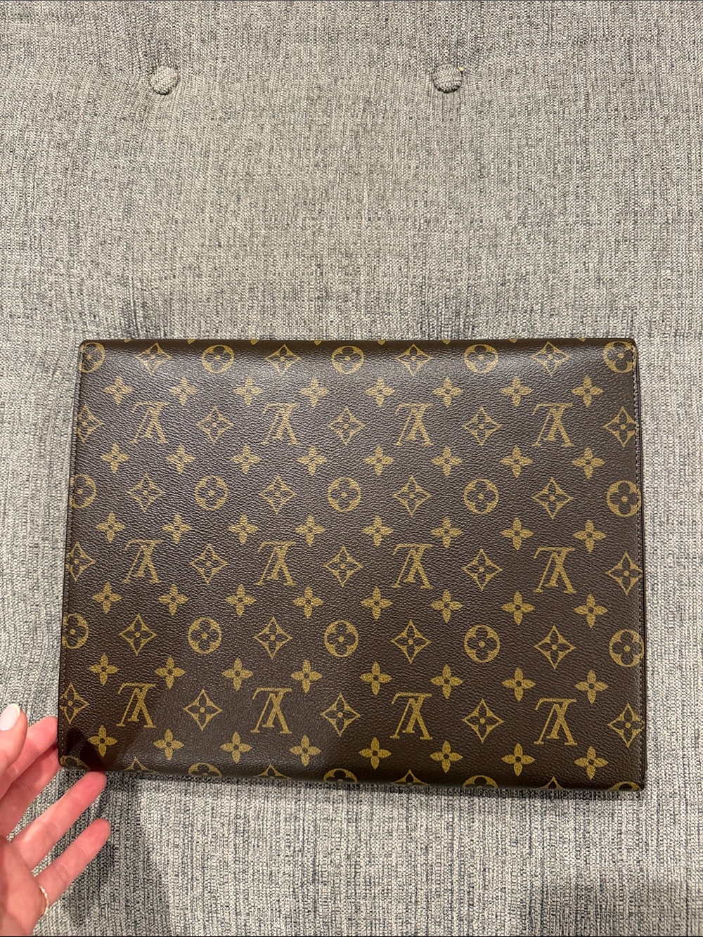 Louis Vuitton - Picture 3 of 5